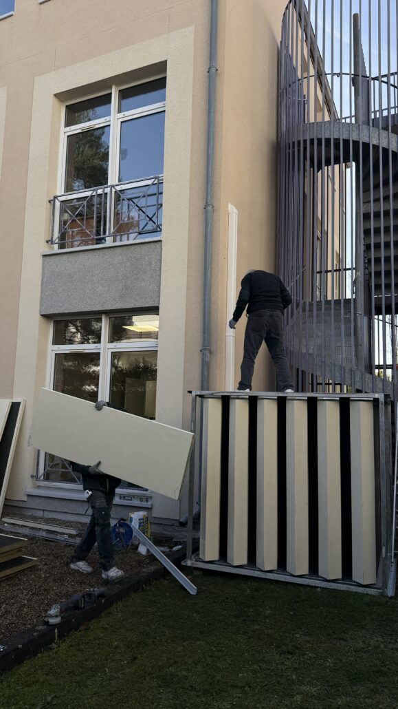 La photo montre les capacités de Acouphon à poser ses capotages/capots acoustiques